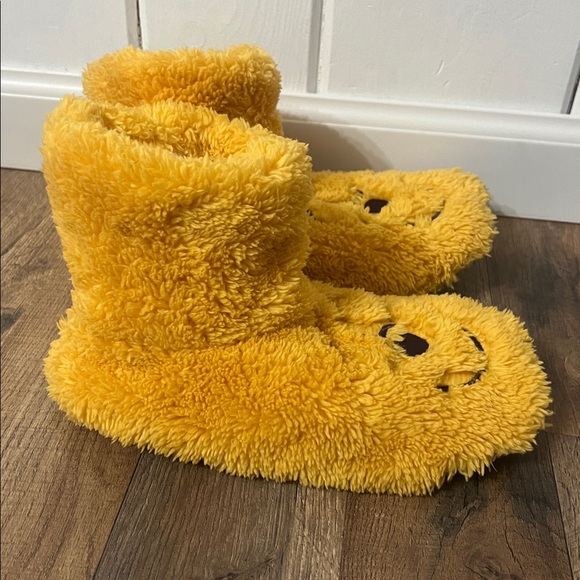 Cozy Winnie the Pooh high top Slippers sz. 8/9 - Picture 2 of 3